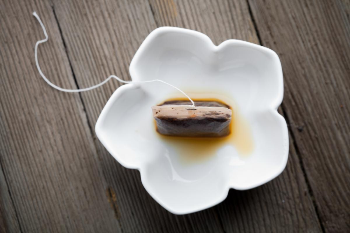 A special saucer is the best place to clean a tea bag / ua.depositphotos.com