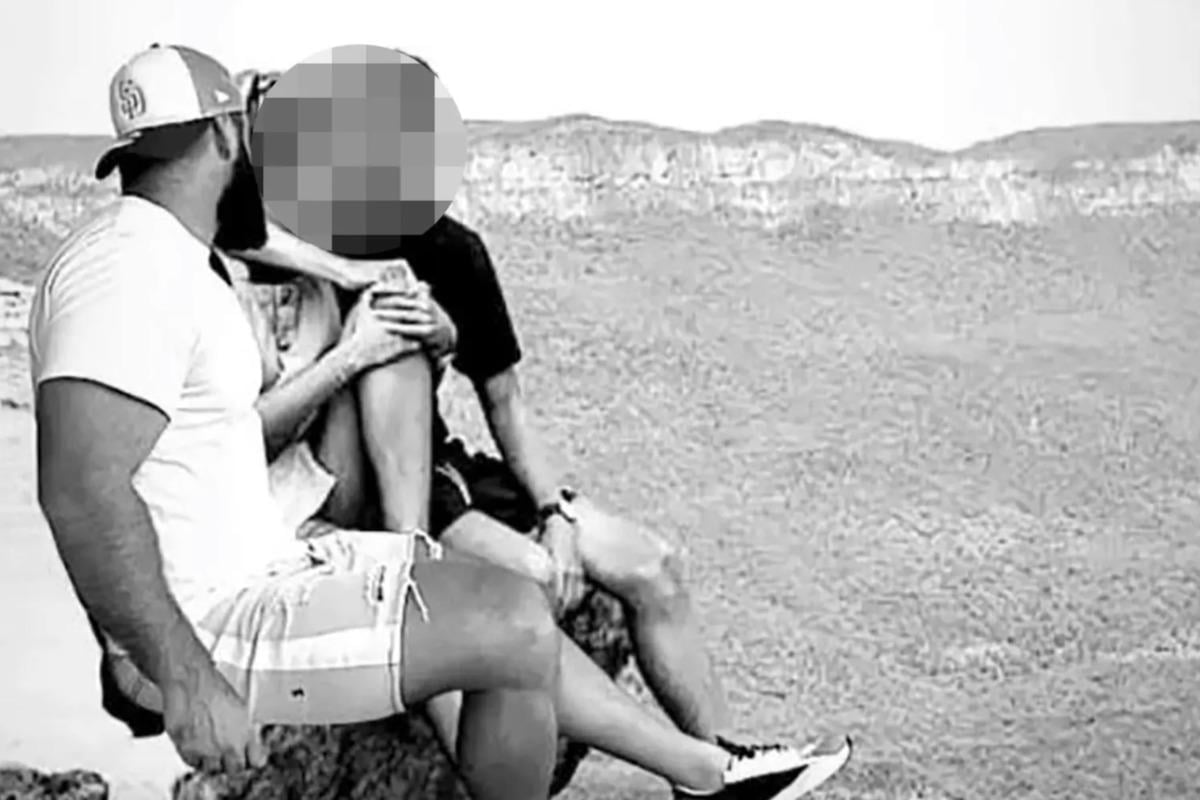 Чоловік у своїх соцмережах публікує відфотошоплені фото з невірними жінками, "домальовуючи" себе третім у парі