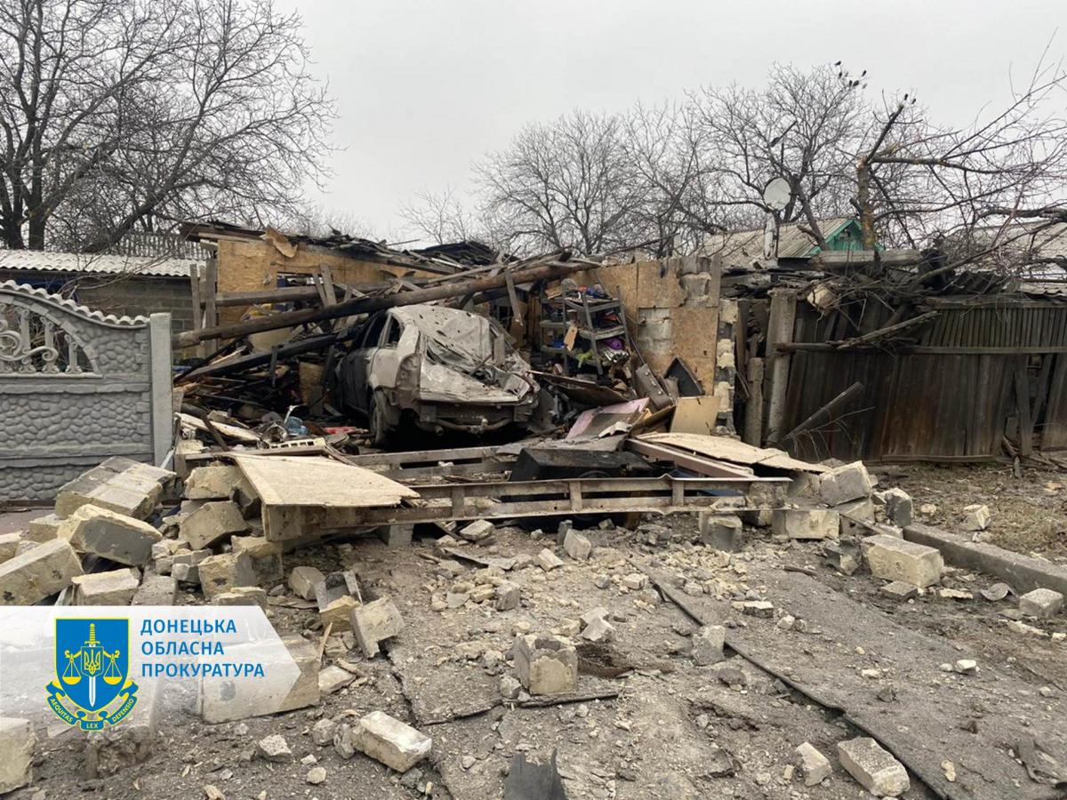 Наслідки обстрілу / фото Донецька прокуратура Наслідки обстрілу / фото Донецька прокуратура
