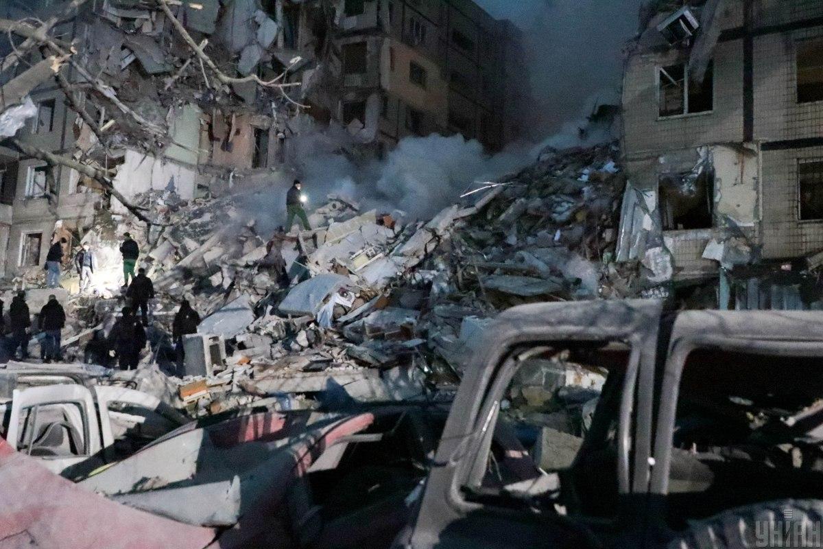 З понівеченого ворогом будинку у Дніпрі необхідно відселити мешканців сотень квартир, поділилися рятувальники / фото Сергій Дівєєв, УНІАН З понівеченого ворогом будинку у Дніпрі необхідно відселити мешканців сотень квартир, поділилися рятувальники / фото Сергій Дівєєв, УНІАН