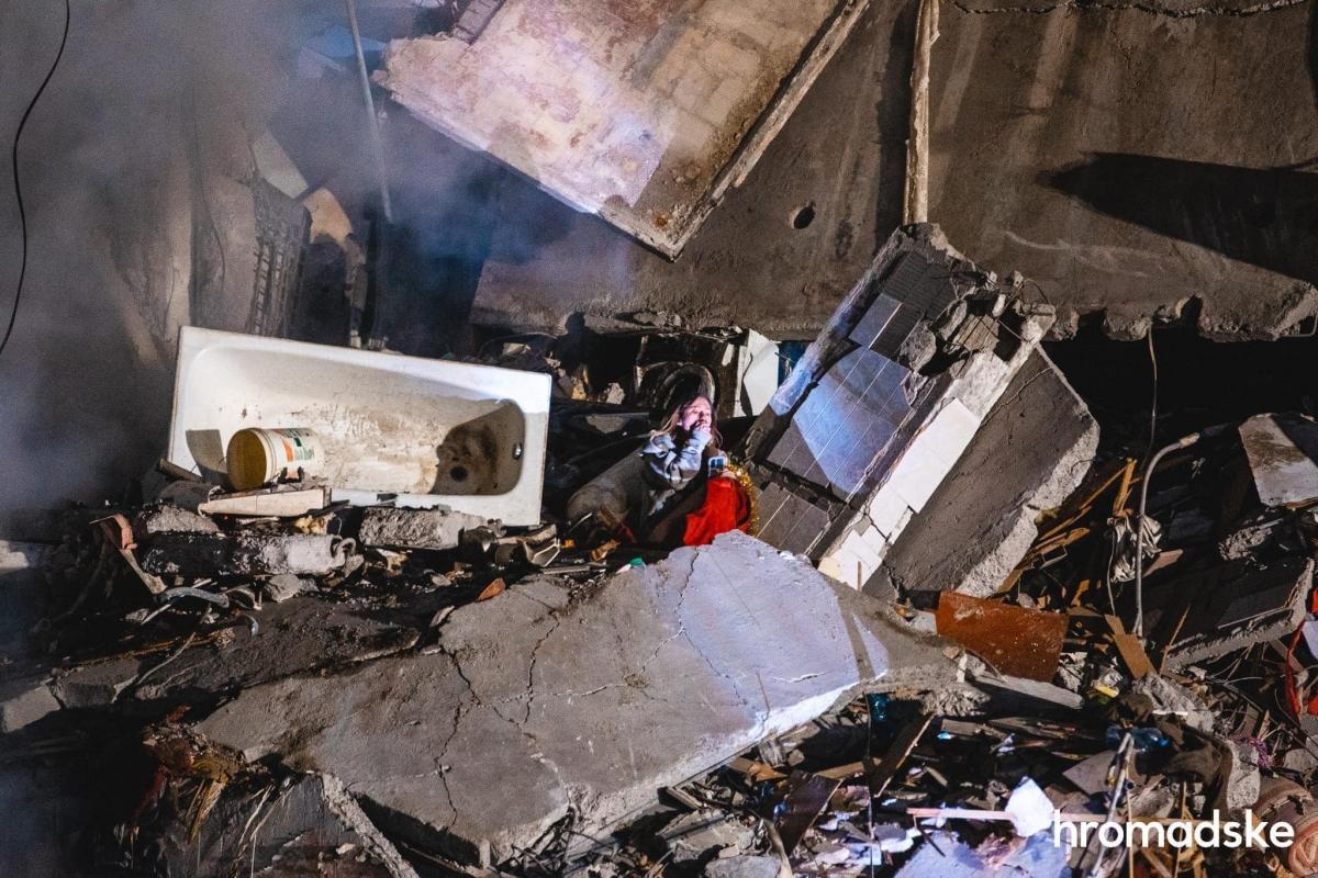 Спасатели продолжают разбирать завалы и доставать из-под них людей / фото: Арсен Дзодзаев / hromadske Спасатели продолжают разбирать завалы и доставать из-под них людей / фото: Арсен Дзодзаев / hromadske