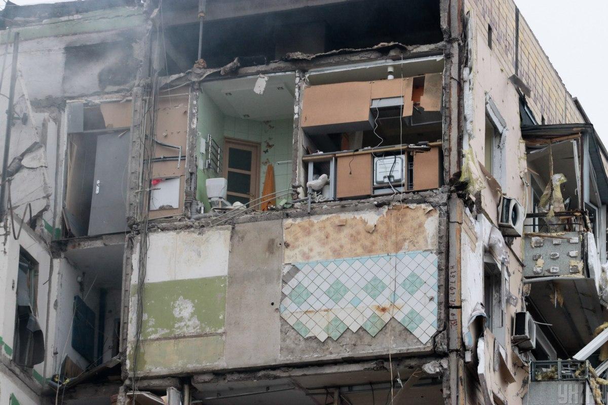 РФ попала в 9-этажный дом в Днепре / фото Сергей Дивеев, УНИАН РФ попала в 9-этажный дом в Днепре / фото Сергей Дивеев, УНИАН