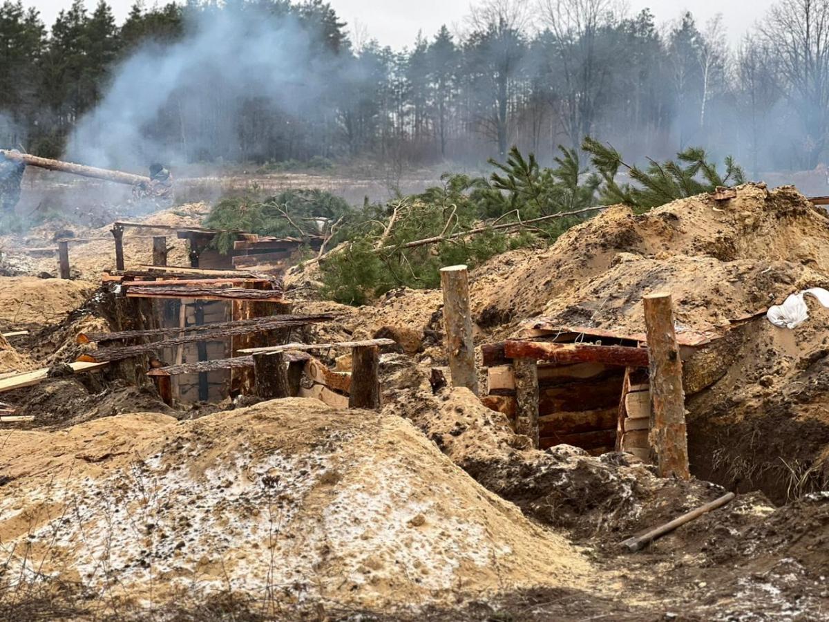 Місцеві жителі щодня, як добровольці, приходять копати рови / фото t.me/vitalykoval8 Місцеві жителі щодня, як добровольці, приходять копати рови / фото t.me/vitalykoval8