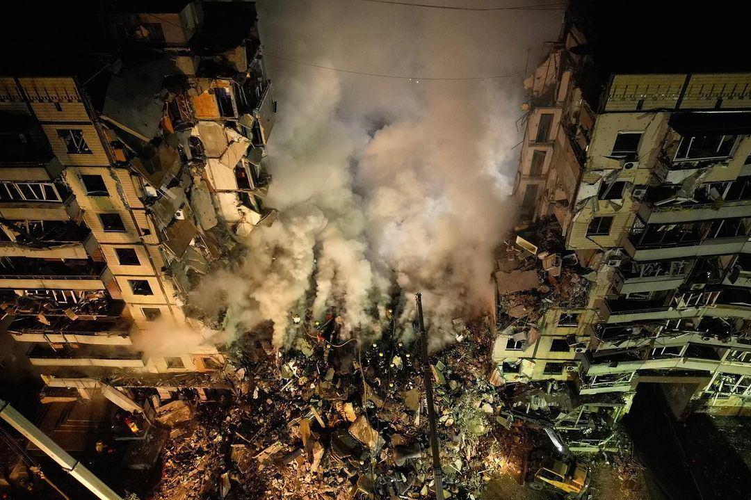 Последствия удара РФ по 9-этажке в Днепре / фото Telegram/Владимир Зеленский