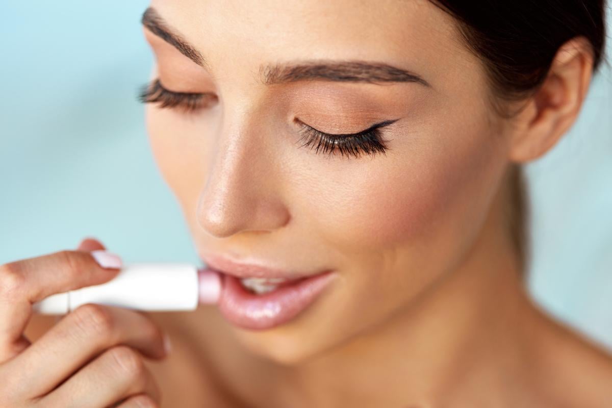 Помади відходять у минуле, адже цей тренд робить губи більшими без уколів