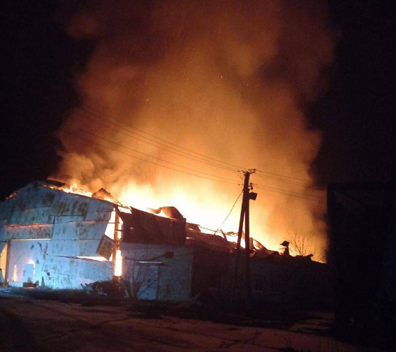 Наслідки удару Росії по території підприємста / фото t.me/starukhofficial Наслідки удару Росії по території підприємста / фото t.me/starukhofficial