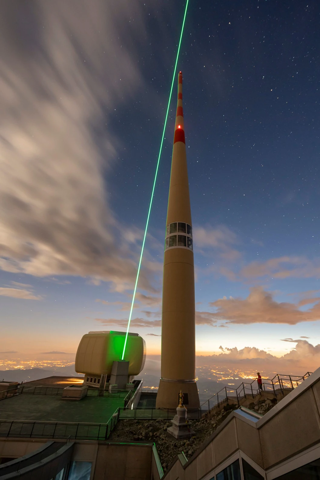 Scientists sent a laser into the sky and were able to deflect a lightning strike / photo Nature Photonics