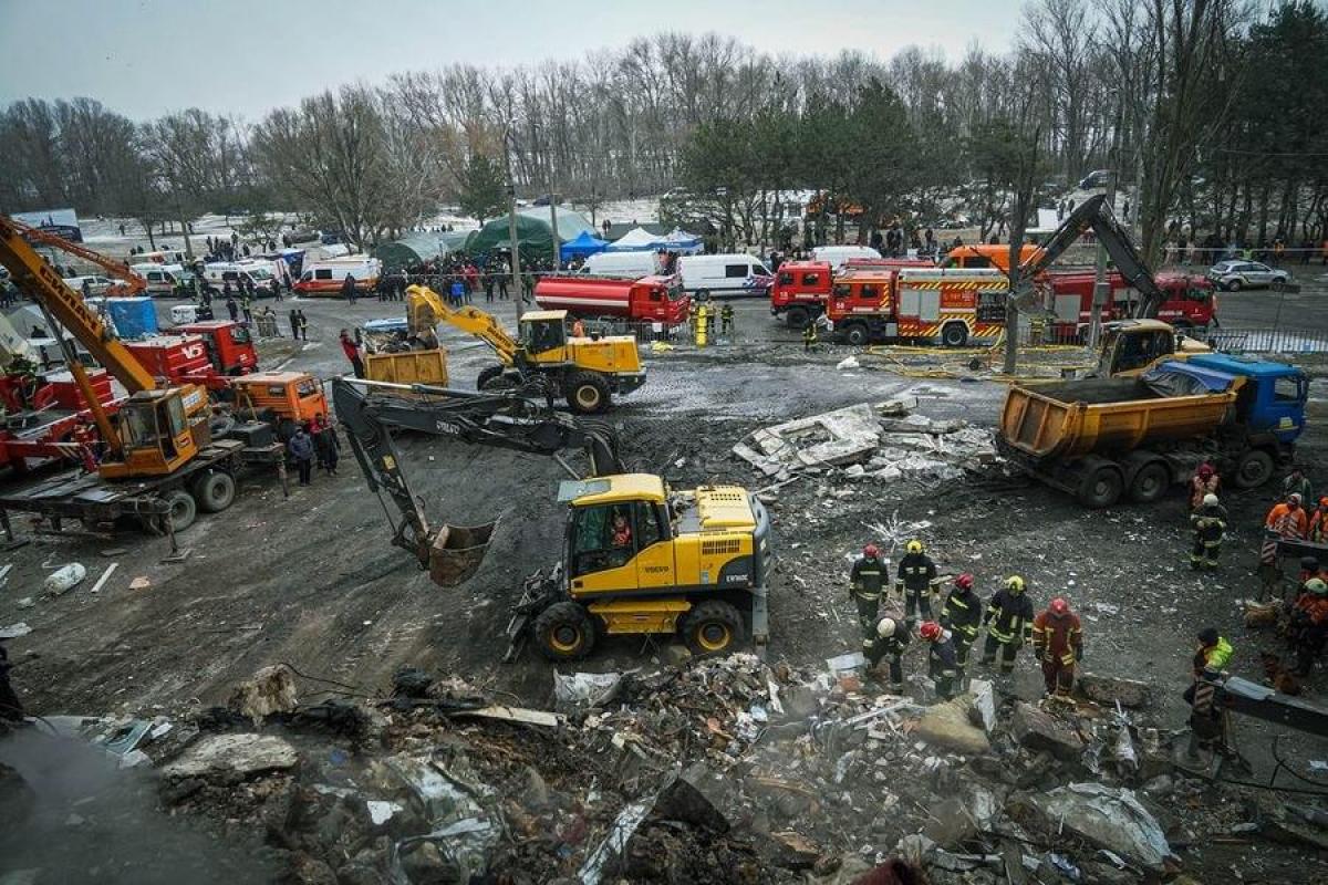 У Дніпрі завершились пошуково-рятувальні роботи на місці ракетного удару Росії У Дніпрі завершились пошуково-рятувальні роботи на місці ракетного удару Росії
