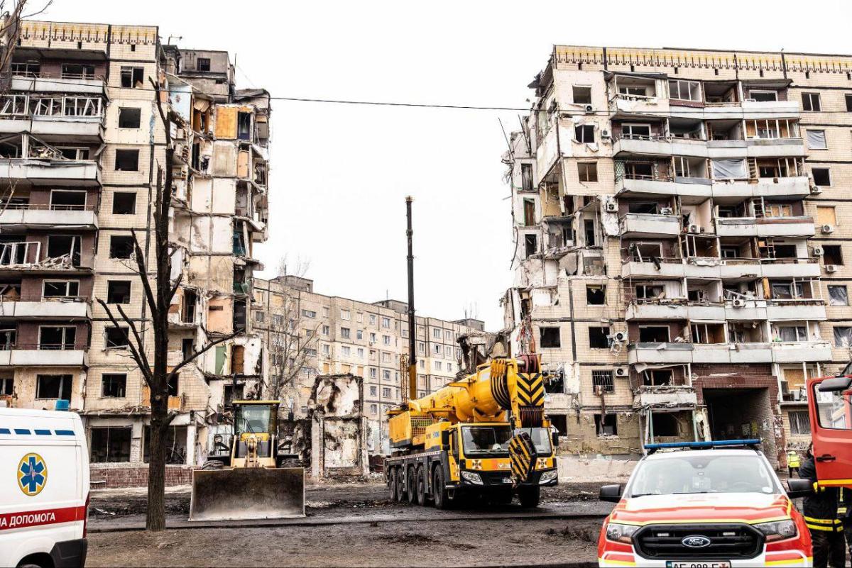 Рятувальники шукають тіла і останки людей навіть на дахах вцілілих будинків. / фото Telegram-канал Валентина Резніченко Рятувальники шукають тіла і останки людей навіть на дахах вцілілих будинків. / фото Telegram-канал Валентина Резніченко
