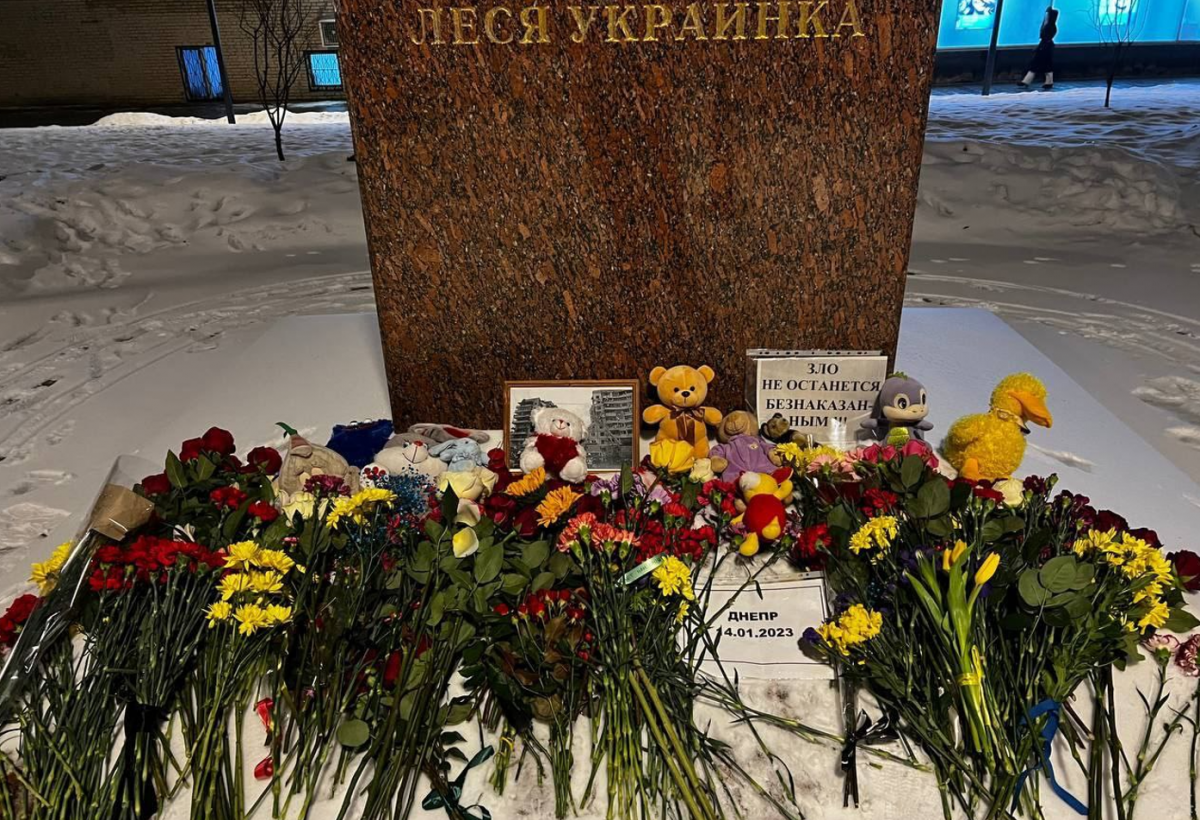 Меморіал біля пам'ятника Лесі Українці / фото Олександр Плющев Меморіал біля пам'ятника Лесі Українці / фото Олександр Плющев