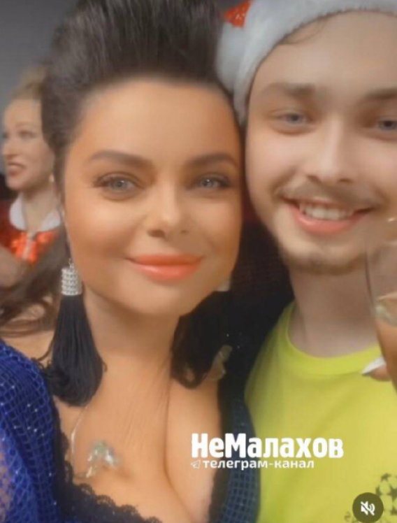 Наташа Корольова з сином / скріншот Наташа Корольова з сином / скріншот