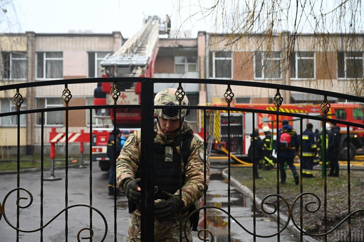 За словами очевидиці, вертоліт боком летів на дитсадок / фото УНІАН, В'ячеслав Ратинський