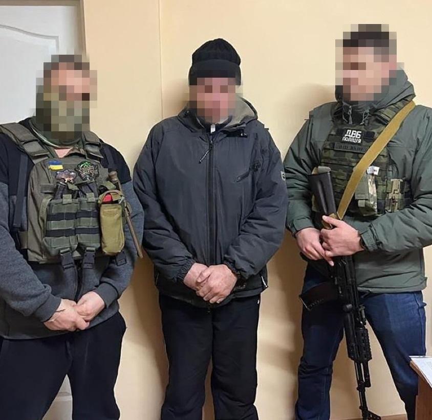 Зрадник разом з окупантами здійснював "рейди" по території міста / фото СБУ Зрадник разом з окупантами здійснював "рейди" по території міста / фото СБУ
