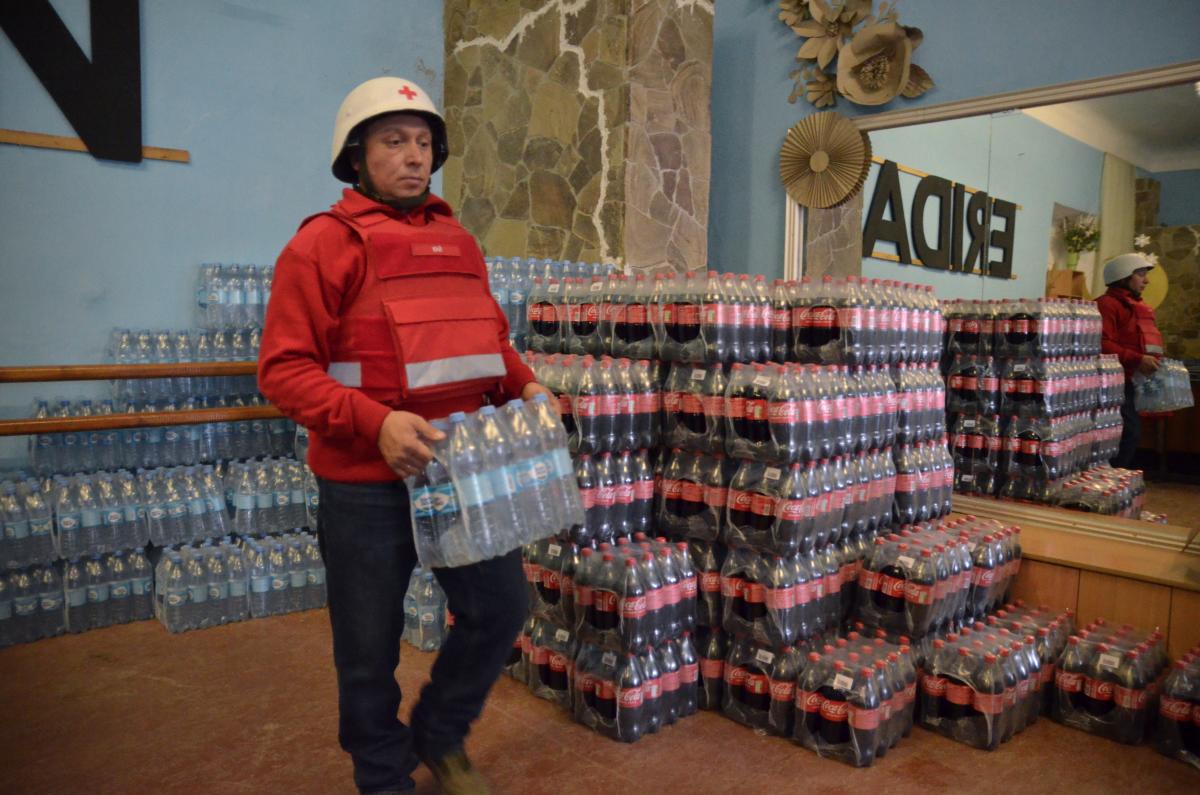 Жители Херсонщины начали получать гумпомощь от компании Кока-Кола и Красного Креста Жители Херсонщины начали получать гумпомощь от компании Кока-Кола и Красного Креста