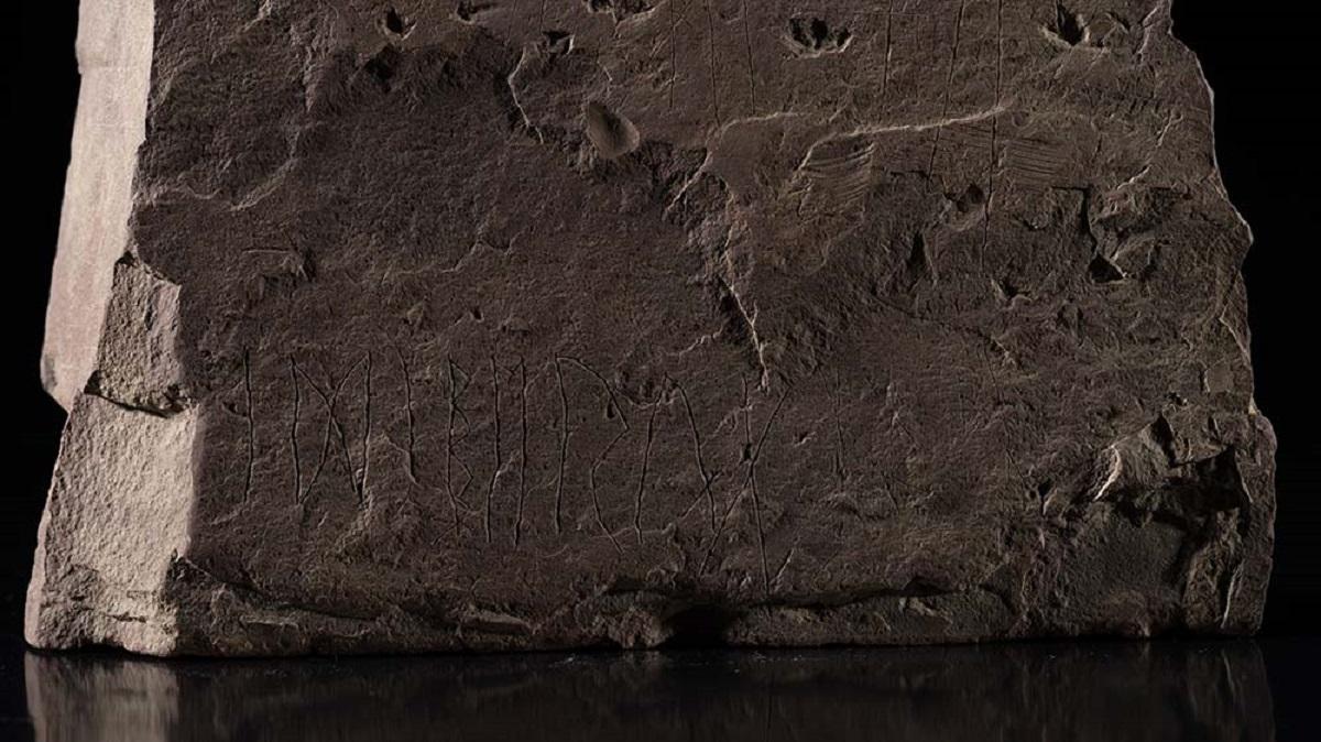 Руни на камені були висічені між 1 і 250 роками нашої ери / фото Alexis Pantos/KHM, UiO