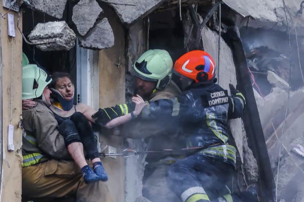 Жінка дивом уціліла під час ракетної атаки на будинок у Дніпрі / скріншот Жінка дивом уціліла під час ракетної атаки на будинок у Дніпрі / скріншот