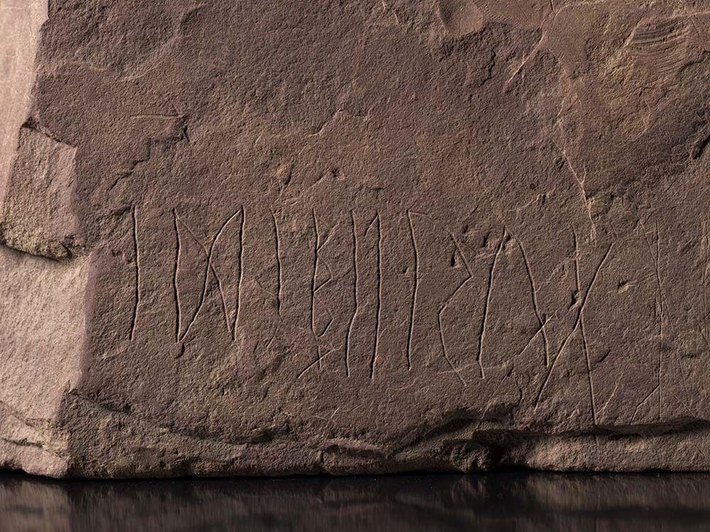На лицевой стороне изображено восемь рун / фото Alexis Pantos / KHM, UiO На лицевой стороне изображено восемь рун / фото Alexis Pantos / KHM, UiO