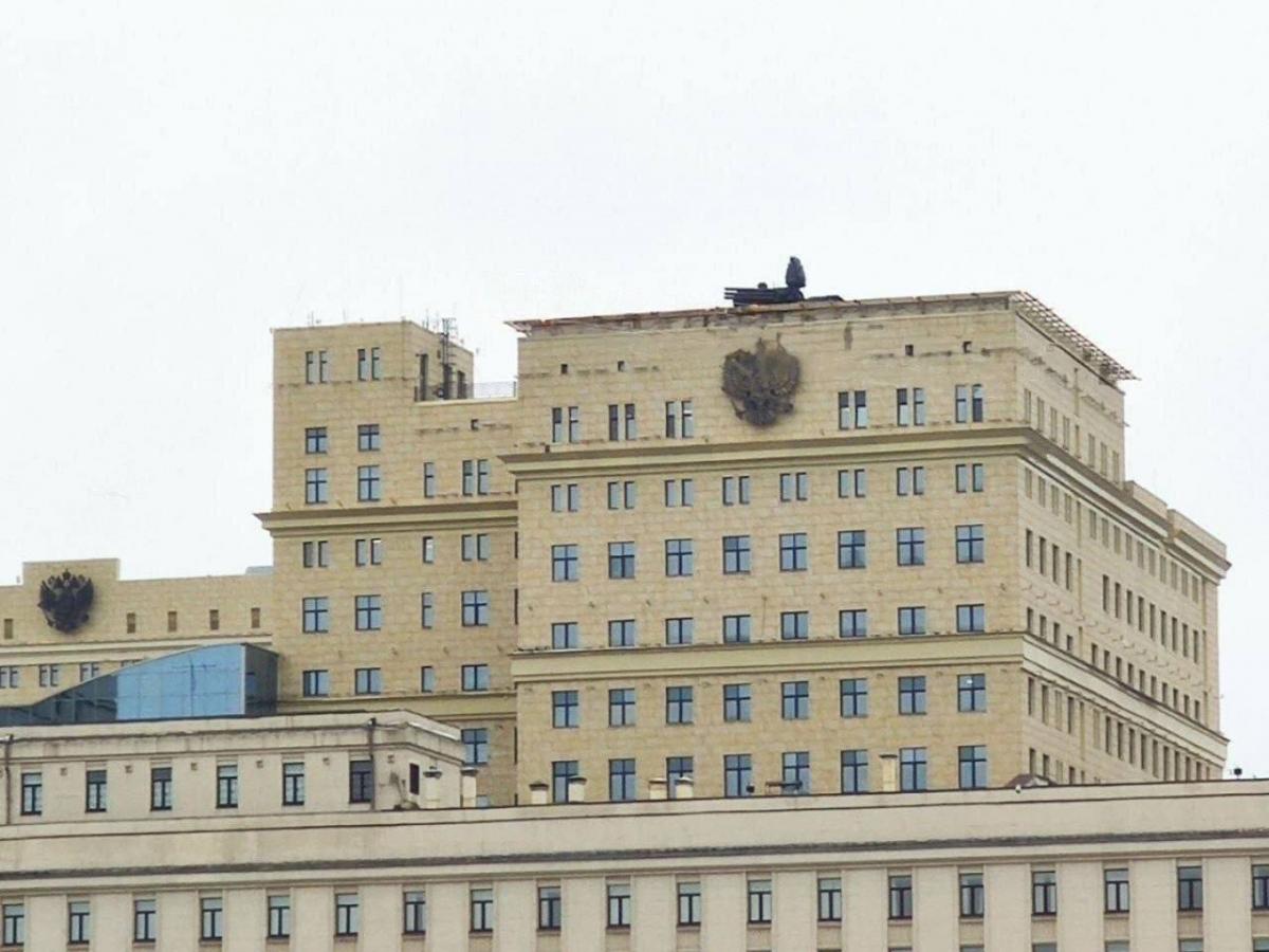 На крыше Минобороны РФ в Москве поставили ЗРК "Панцирь-С1" / фото из соцсетей