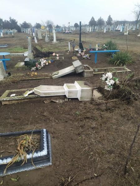 Загалом він пошкодив 92 надгробки / фото НПУ Загалом він пошкодив 92 надгробки / фото НПУ