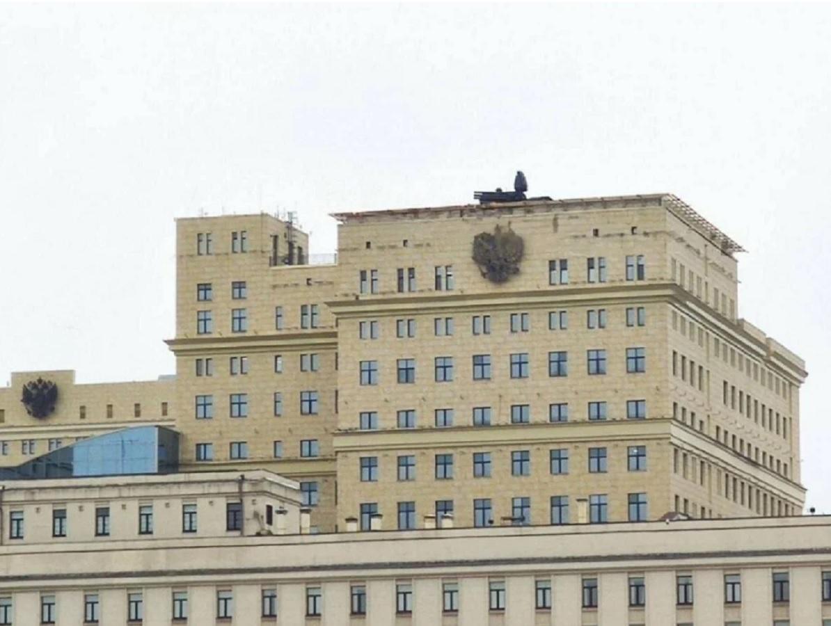 На даху Міноборони РФ у Москві поставили ЗРК "Панцир-С1" / фото з соцмереж