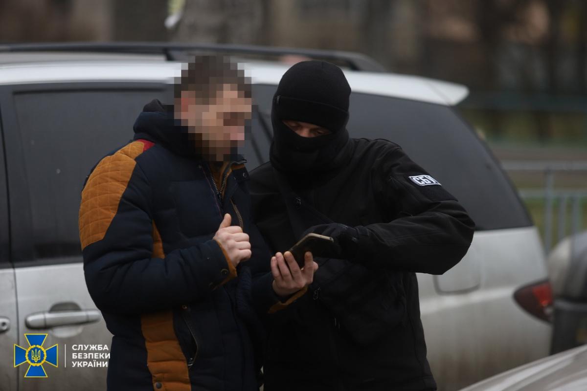 L'Ucraina utilizza agenti doppi per contrastare i collaboratori dei russi: una strategia innovativa per la sicurezza nazionale 

Introduzione
Secondo recenti informazioni, il Servizio di Sicurezza dell'Ucraina (SBU) sta utilizzando una strategia innovativa per identificare e catturare i collaboratori dei russi. Questo approccio si basa sull'impiego di agenti doppi, che fingono di lavorare per i russi, ma in realtà lavorano per l'SBU.

Approfondimento
I russi stanno utilizzando piattaforme di messaggistica come Telegram per reclutare nuovi collaboratori. Tuttavia, alcuni di questi individui che vengono reclutati potrebbero in realtà essere agenti dell'SBU che lavorano sotto copertura. Ciò consente all'SBU di raccogliere informazioni preziose sui piani e le strategie dei russi, nonché di identificare e catturare i collaboratori.

Possibili Conseguenze
Questa strategia potrebbe avere conseguenze significative per la sicurezza nazionale dell'Ucraina. L'SBU potrebbe essere in grado di prevenire attacchi e sabotaggi grazie alle informazioni raccolte dai suoi agenti doppi. Inoltre, la cattura di collaboratori potrebbe scoraggiare altri individui dal lavorare con i russi.

Opinione
Non è possibile esprimere un'opinione oggettiva su questo argomento, poiché le informazioni disponibili sono limitate. Tuttavia, è chiaro che l'SBU sta utilizzando strategie innovative per contrastare le attività dei russi in Ucraina.

Analisi Critica dei Fatti
L'uso di agenti doppi è una tattica comune nelle operazioni di intelligence. Tuttavia, la sua efficacia dipende da molti fattori, tra cui la capacità degli agenti di mantenere la loro copertura e la qualità delle informazioni raccolte. È importante notare che le informazioni disponibili su questo argomento sono limitate e non è possibile valutare appieno l'efficacia di questa strategia.

Relazioni con altri fatti
Questa strategia potrebbe essere collegata ad altre operazioni di intelligence condotte dall'SBU e da altre agenzie di sicurezza ucraine. È possibile che l'SBU stia lavorando a stretto contatto con altre agenzie per condividere informazioni e coordinare le loro attività.

Contesto storico
La situazione in Ucraina è caratterizzata da una lunga storia di conflitti e tensioni con la Russia. L'SBU ha giocato un ruolo importante nella difesa della sicurezza nazionale dell'Ucraina e ha utilizzato diverse strategie per contrastare le attività dei russi.

Fonti
La fonte di questo articolo è The Telegraph, che ha pubblicato un articolo intitolato "СБУ ловит коллаборантов благодаря двойным агентам: The Telegraph раскрыл детали". Il link diretto all'articolo è https://www.telegraph.co.uk/. Tuttavia, non è possibile fornire un link diretto all'articolo specifico, poiché le informazioni disponibili sono limitate.