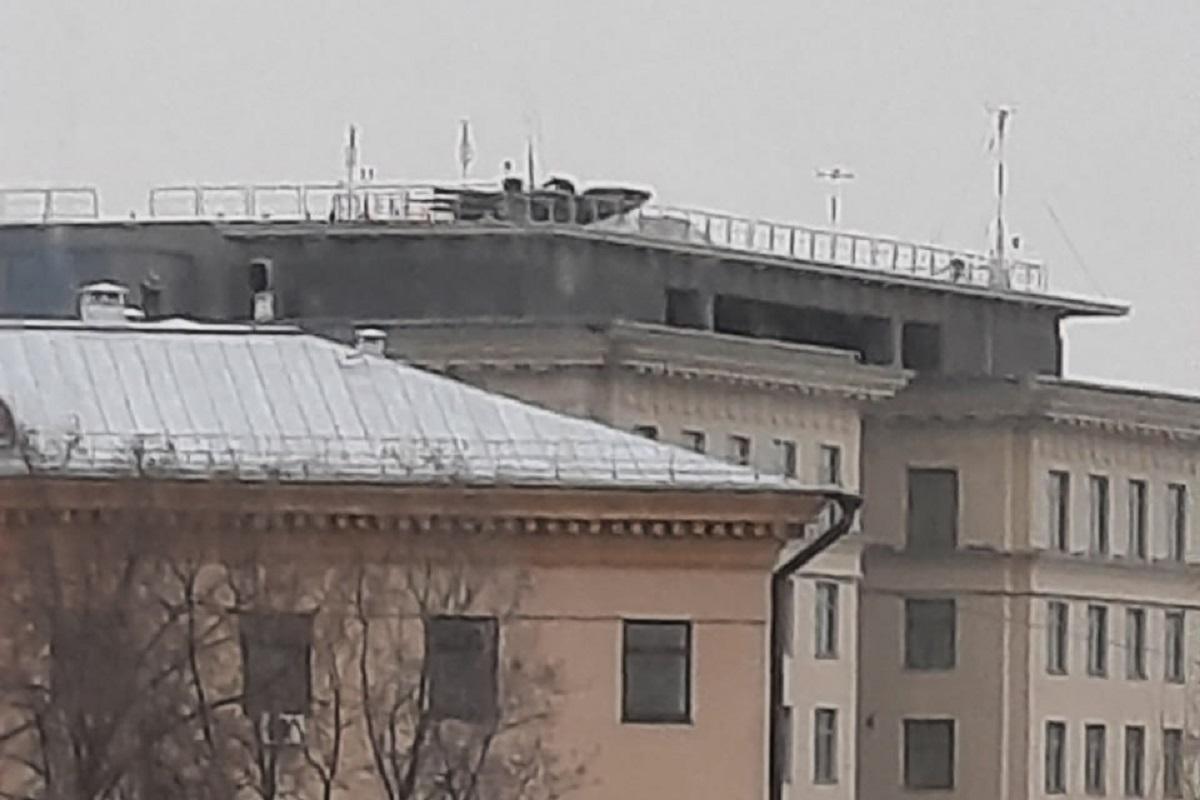 Третью установку ПВО разместили на крыше ГУ МВД в Москве / фото t.me/sotaproject Третью установку ПВО разместили на крыше ГУ МВД в Москве / фото t.me/sotaproject