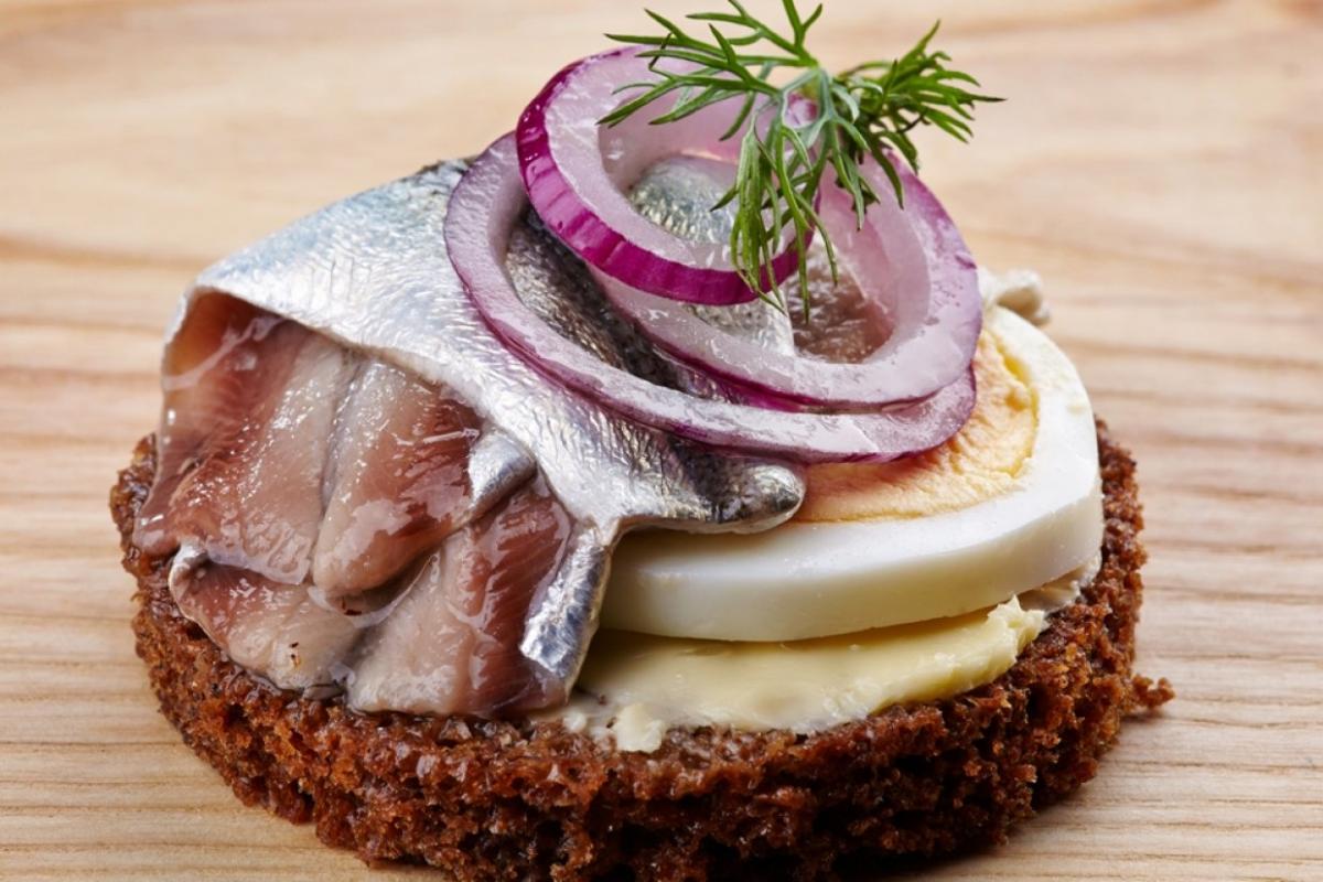 Закуска з оселедця на чорному хлібі / фото lefood Закуска з оселедця на чорному хлібі / фото lefood