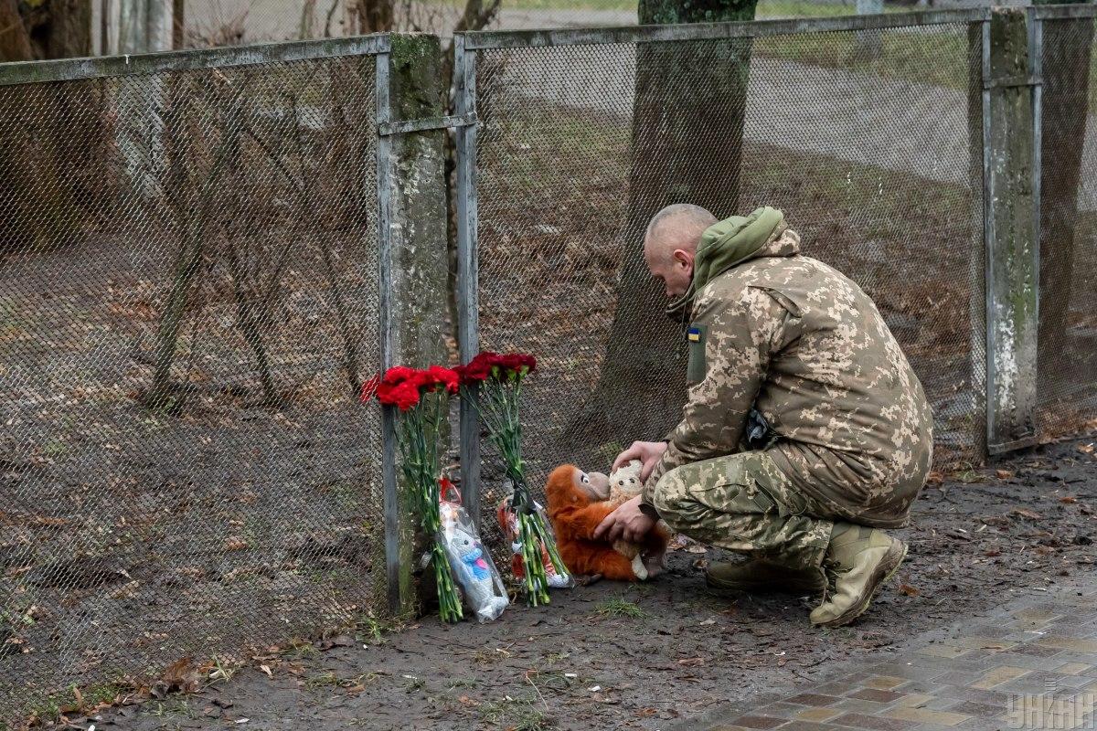 Через броварську катастрофу багато сімей захлиснуло цунамі горя / фото УНІАН, В'ячеслав Ратинський Через броварську катастрофу багато сімей захлиснуло цунамі горя / фото УНІАН, В'ячеслав Ратинський