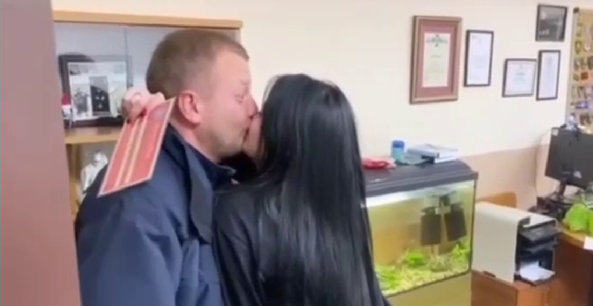 Роман Пилипенко подарував своїй дівчині перепустку на пересування Площею Ринок у Львові / скріншот Роман Пилипенко подарував своїй дівчині перепустку на пересування Площею Ринок у Львові / скріншот