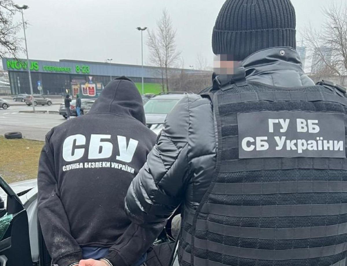У Києві накрили ділків, які продавали україенські паспорти \ фото СБУ У Києві накрили ділків, які продавали україенські паспорти \ фото СБУ