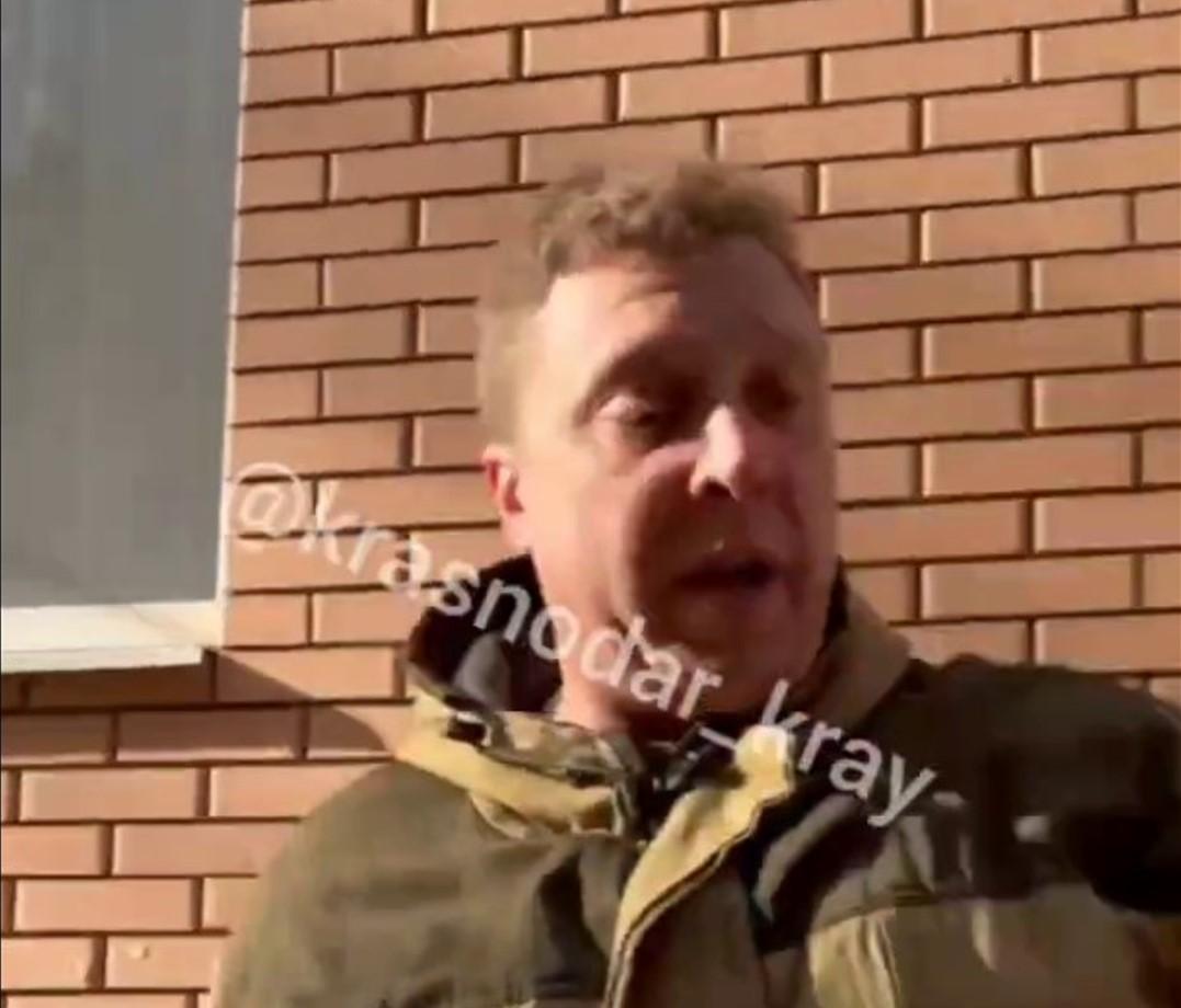 У Краснодарі неадекватний чоловік жорстоко побив дівчину через її зачіску / скріншот У Краснодарі неадекватний чоловік жорстоко побив дівчину через її зачіску / скріншот