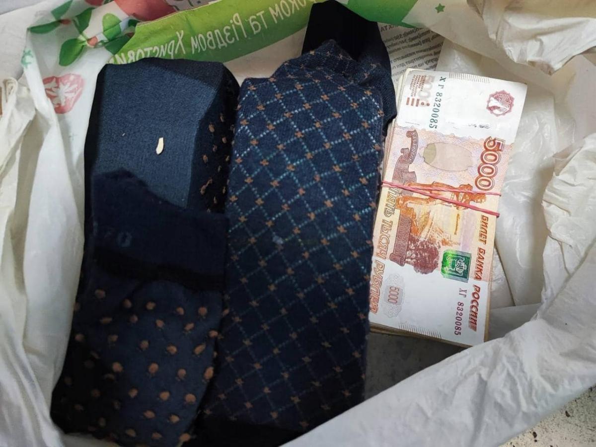 Чоловік чоловік спакував гроші у шкарпетки / фото Одеська митниця