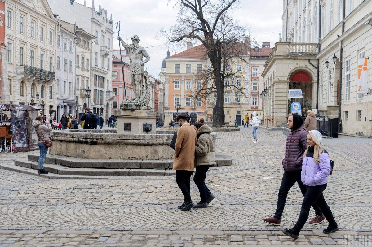 Проїзд площею Ринок без перепустки взагалі закритий / фото УНІАН Проїзд площею Ринок без перепустки взагалі закритий / фото УНІАН