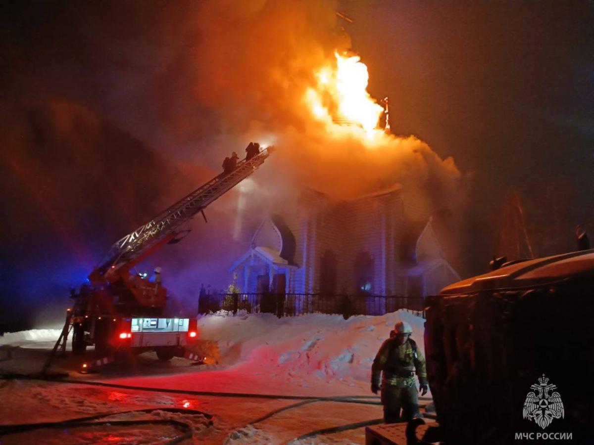 У російському Кірові спалахнула феодорівська церква / фото МНС Росії
