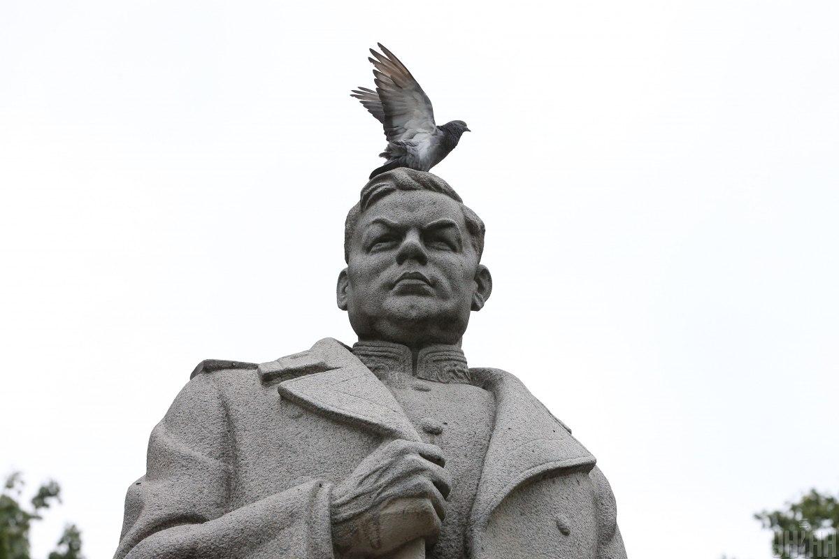 Минкульт разрешил снести памятник Ватутину в центре столицы \ фото УНИАН