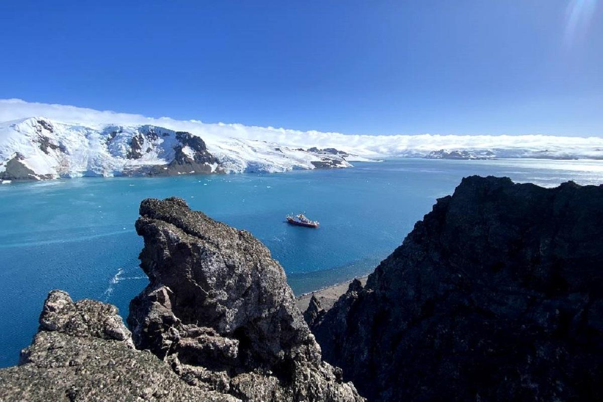 Ледокол "Ноосфера" прибыл к острову Галиндез / фото facebook.com/AntarcticCenter