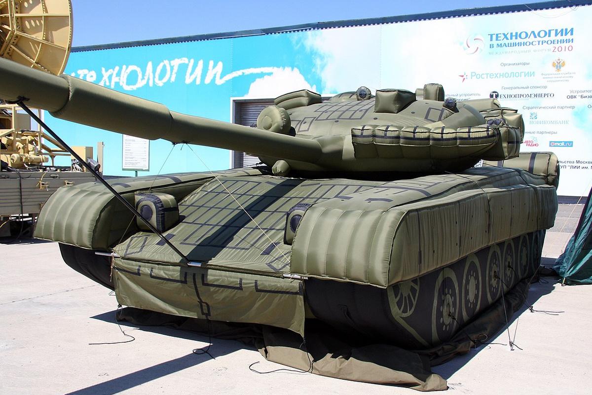 Надувной резиновый танк Т-80 / фото wikimedia.org