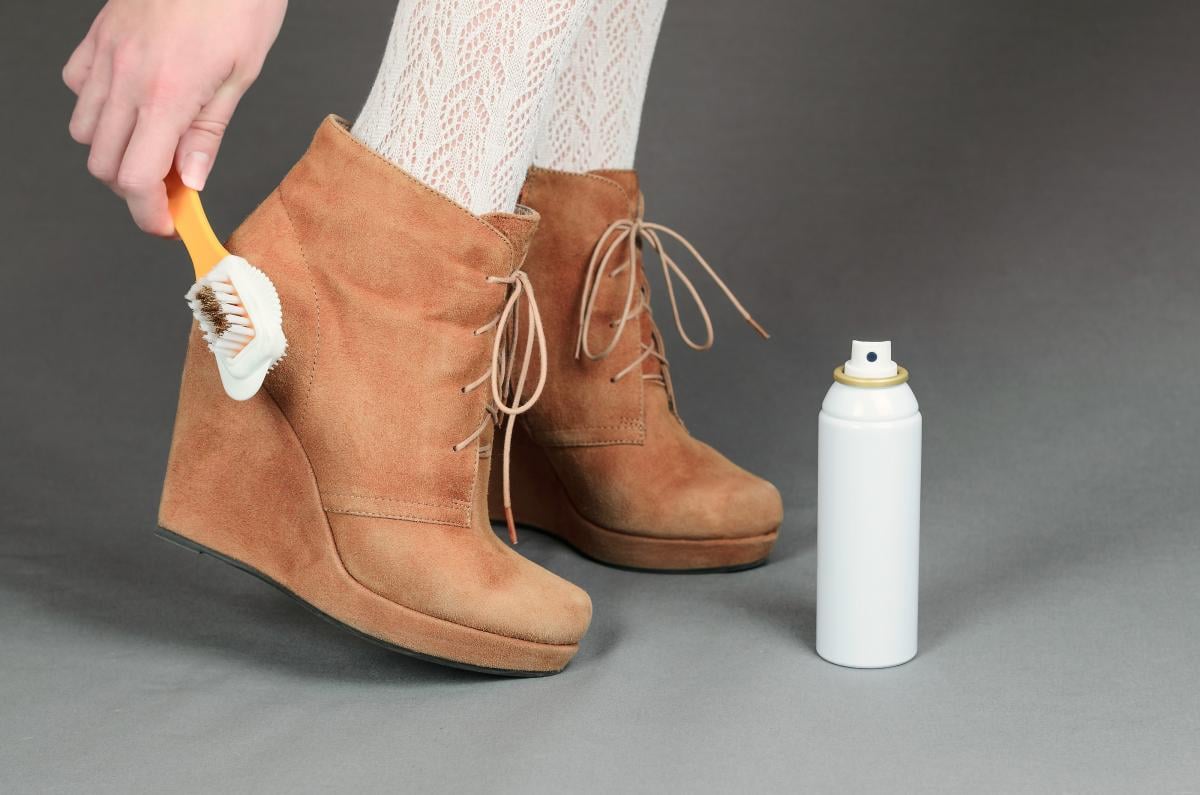 Лучший способ борьбы с пятнами от соли на обуви - профилактика / фото ua.depositphotos.com