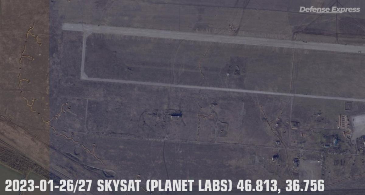Росія облаштовує кругову оборону аеродрому в Бердянську / фото Planet Labs