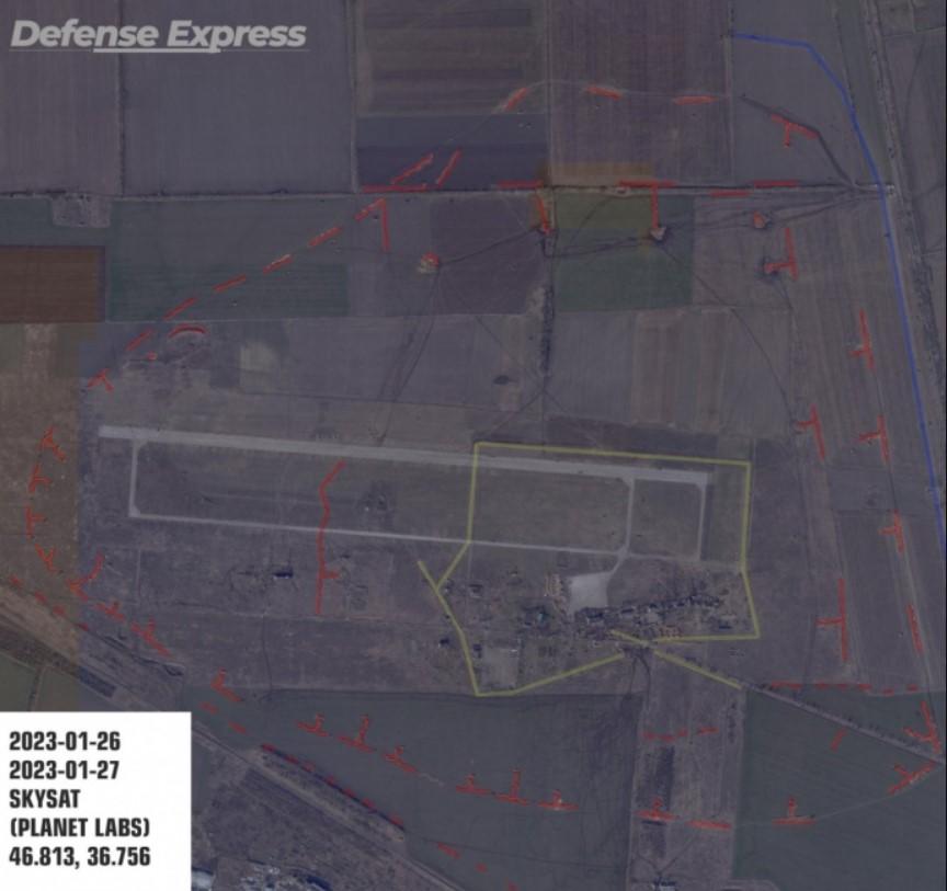 Аеродром по 15-км периметру отримав лінії оборони / фото Planet Labs