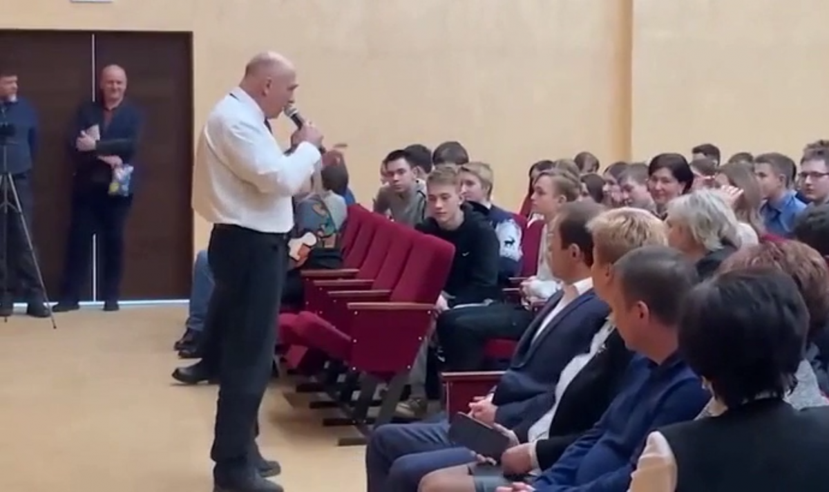 Рязанський депутат сказав школярам, що вони будуть "стріляти бухло на вулицях" / Скриншот