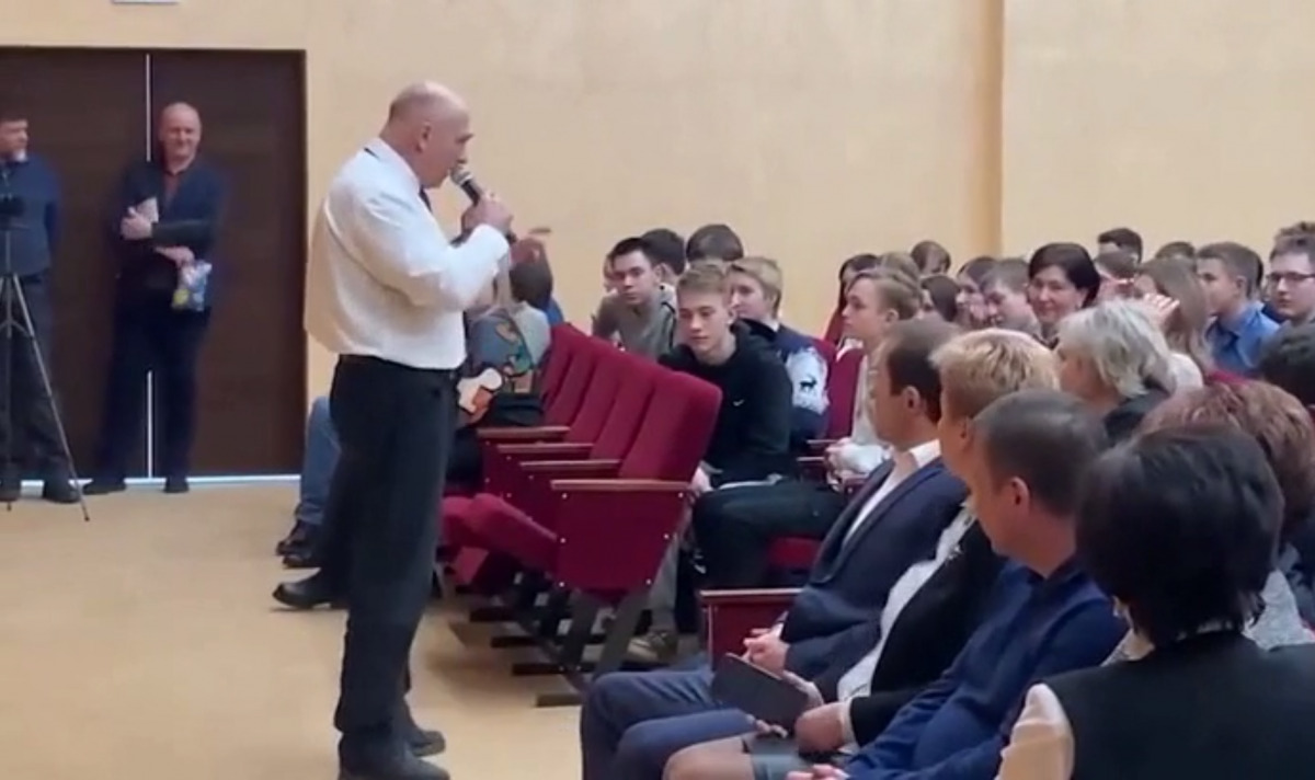 Рязанский депутат сказал школьникам, что они будут "стрелять бухло на улицах" / Скриншот Рязанский депутат сказал школьникам, что они будут "стрелять бухло на улицах" / Скриншот