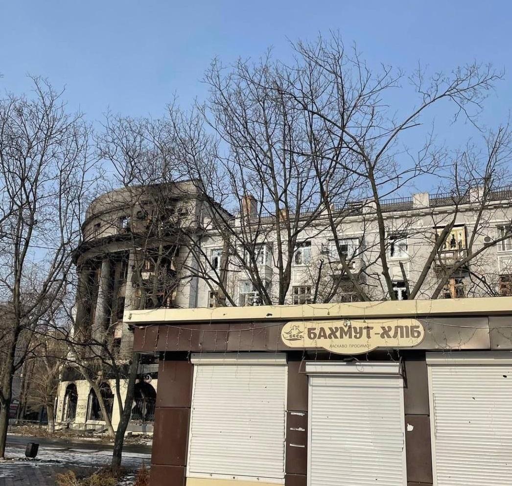 Волонтери допомагають місцевим, які залишаються в місті / фото надані Вадимом Фоменко Волонтери допомагають місцевим, які залишаються в місті / фото надані Вадимом Фоменко