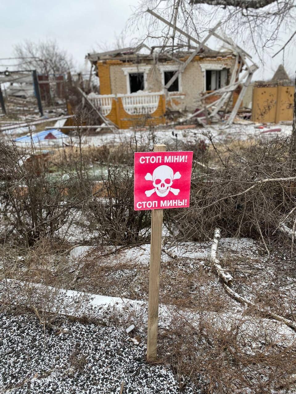 На під'їзді до населеного пункту, вздовж дороги стоять таблички "Стоп міни!" / фото надані Вадимом Фоменко На під'їзді до населеного пункту, вздовж дороги стоять таблички "Стоп міни!" / фото надані Вадимом Фоменко