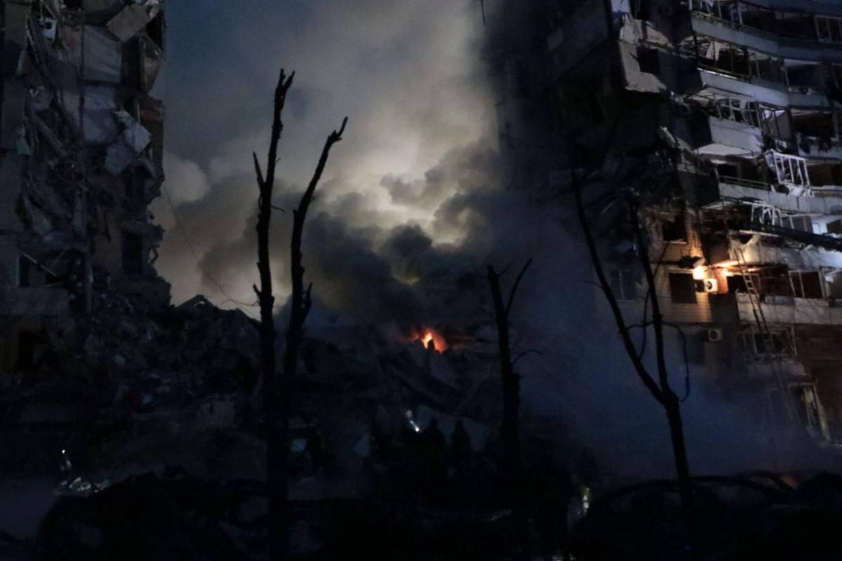 Фото З-під завалів будинку в Дніпрі рятують людей після атаки РФ 14 січня 2023