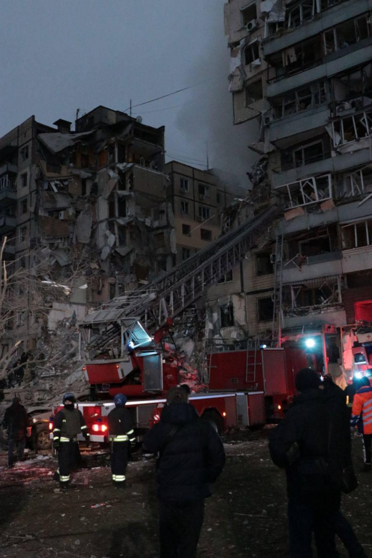 Фото З-під завалів будинку в Дніпрі рятують людей після атаки РФ 14 січня 2023