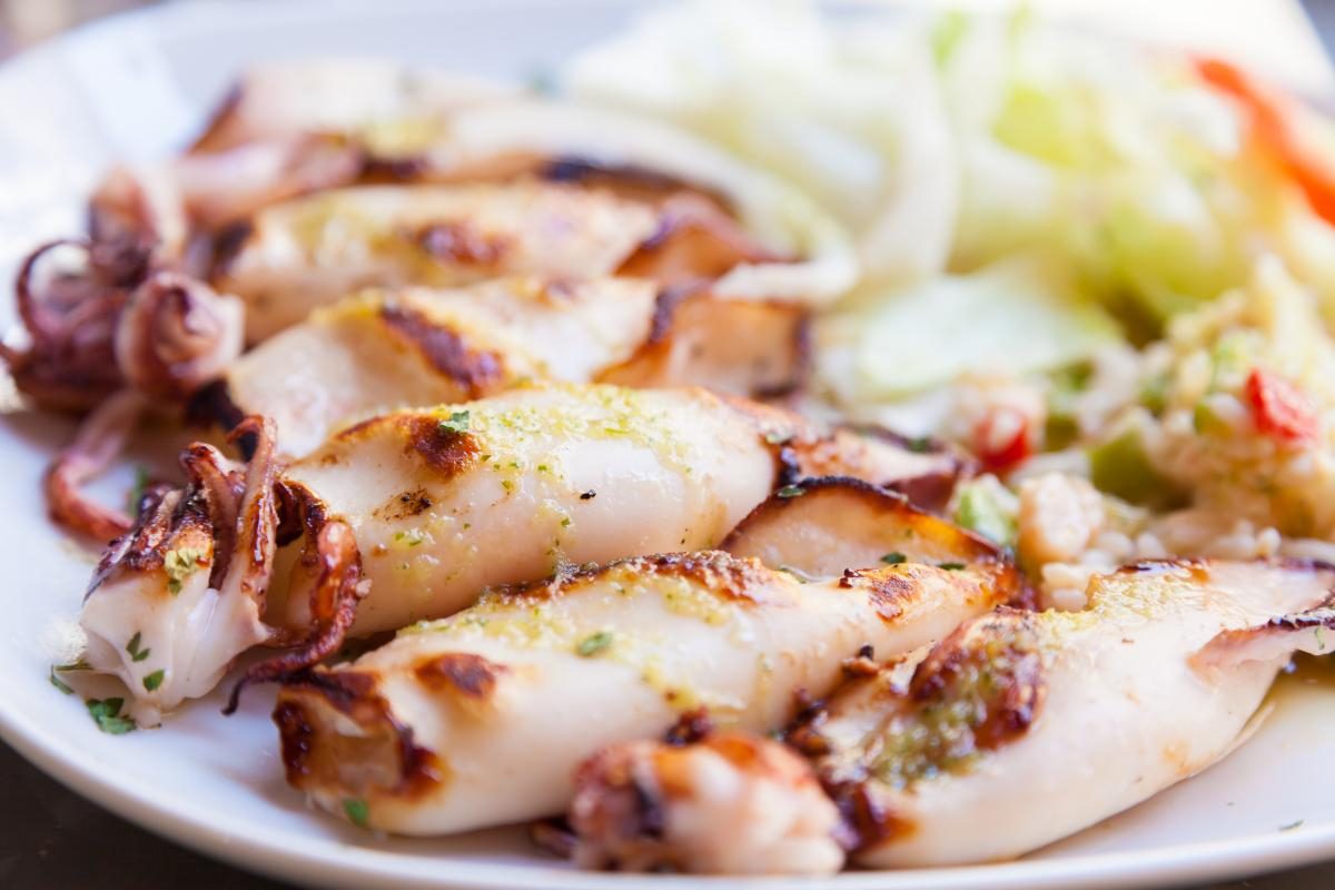 Салат с кальмарами, креветками, крабовыми палочками и яйцами - рецепт с фото