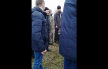 "Наб'ю тобі пику кадилом": в РФ священник влаштував скандал на похороні (відео)