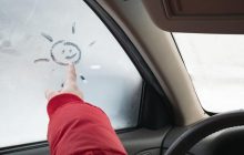 Чому запотіває скло в машині: причини і швидкі методи вирішення проблеми