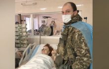 Фото с защитником Бахмута возле раненой мамы в Днепре облетело мир (видео)